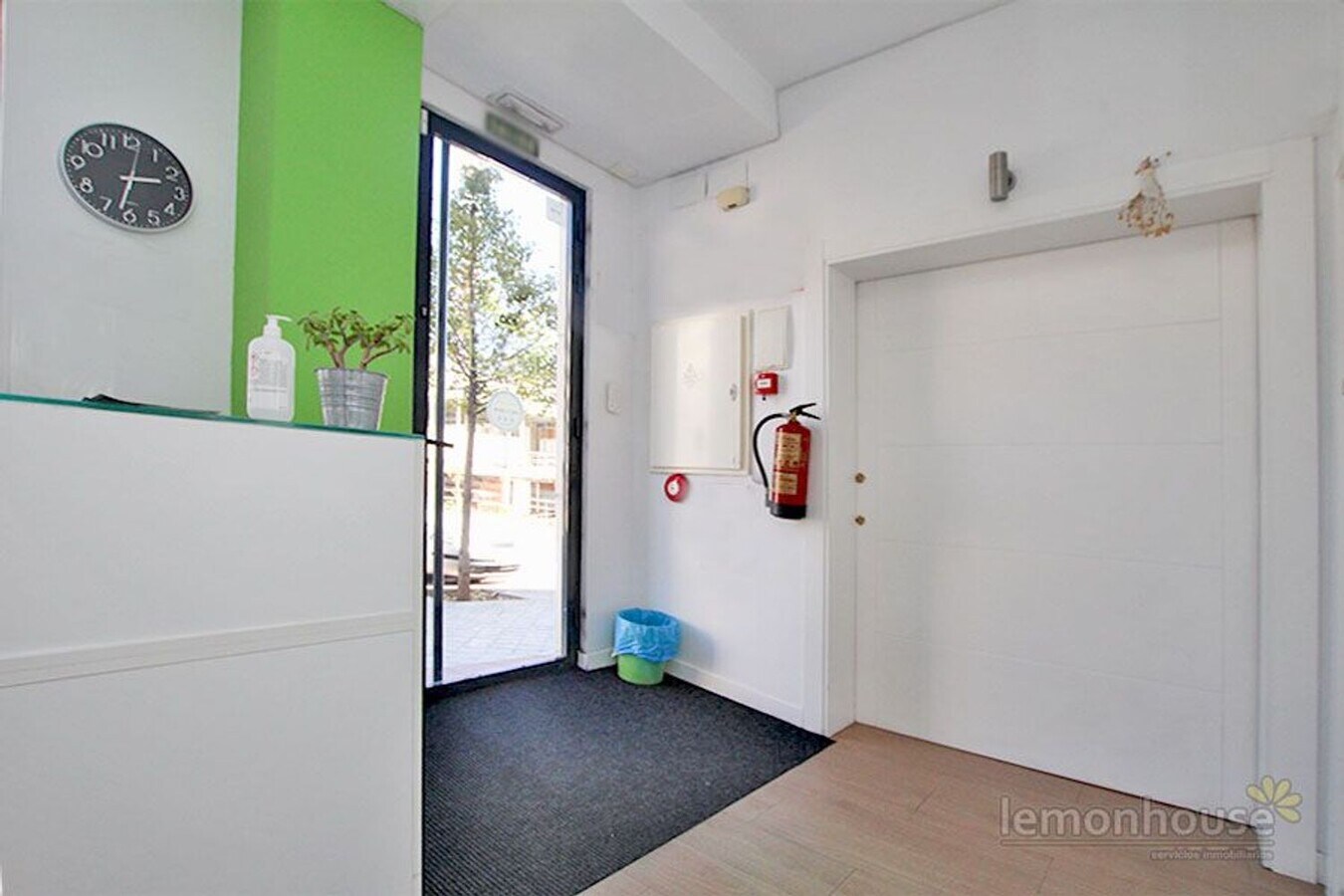 Madrid, MAD 28049 - Unit 01 -  - Interior Photo - Image 2 of 17