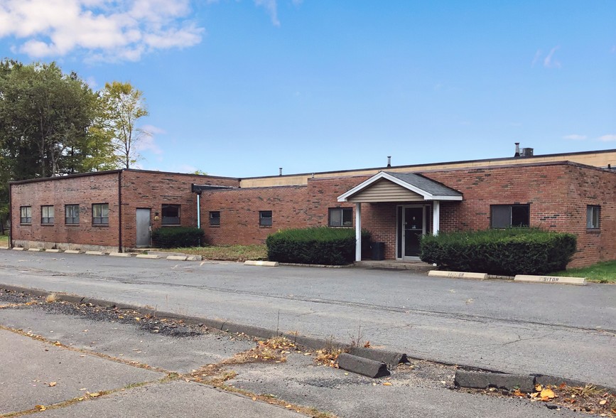 122 W Dudley Town Rd, Bloomfield, CT for sale - Building Photo - Image 1 of 1