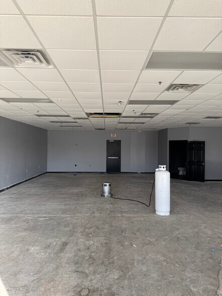 2650 John Harden Dr, Jacksonville, AR for lease - Interior Photo - Image 3 of 6