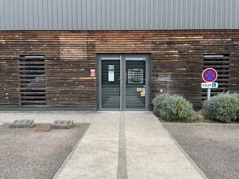 Retail in Le Haillan for lease - Building Photo - Image 2 of 11