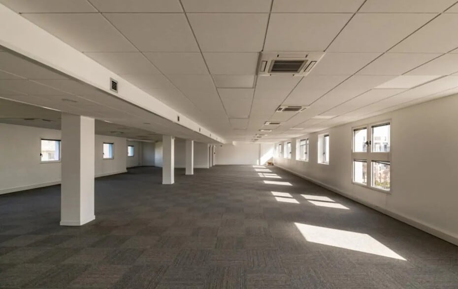 Office in Suresnes for sale - Building Photo - Image 2 of 5