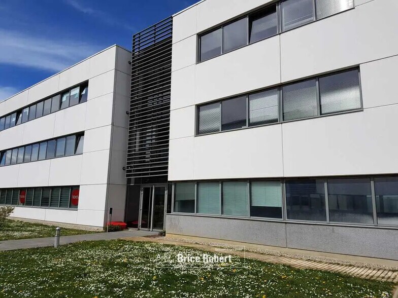 Office in Dardilly for lease - Building Photo - Image 1 of 2