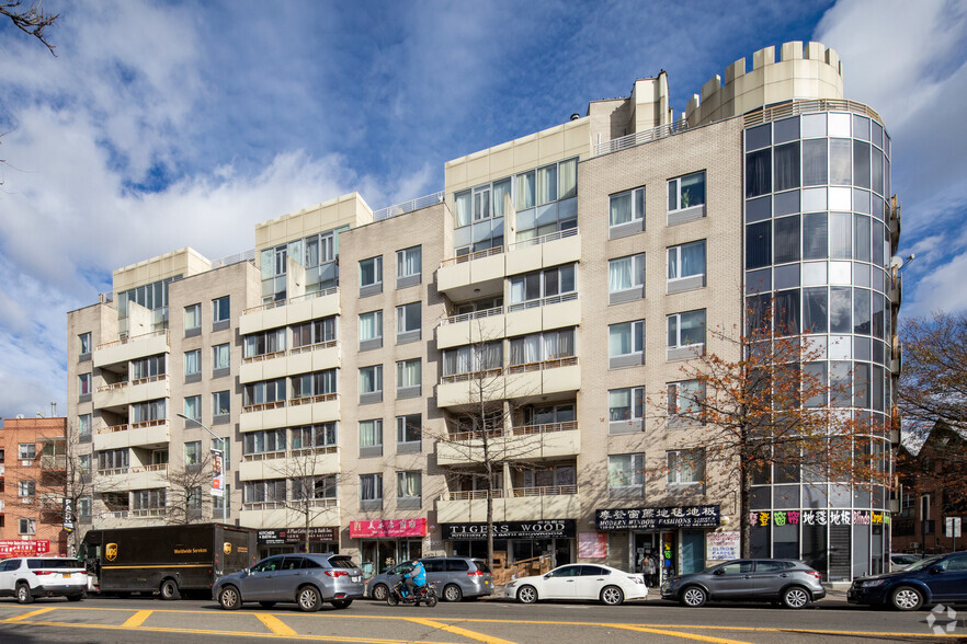 13203 Sanford Ave, Flushing, NY for sale - Primary Photo - Image 1 of 1