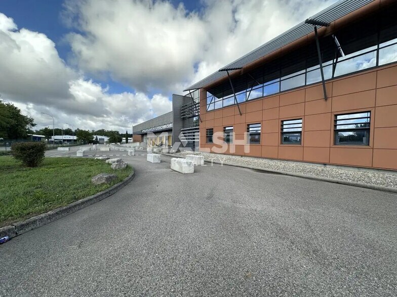 Office in Miribel for lease - Building Photo - Image 2 of 3