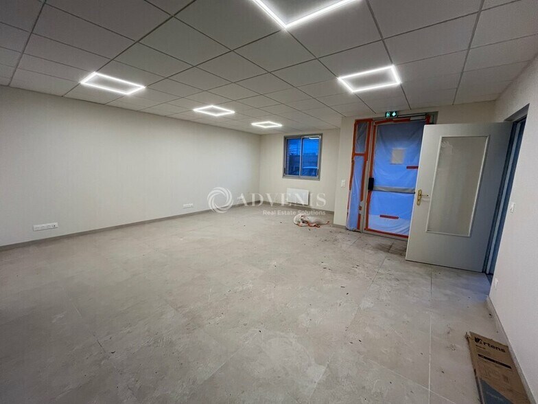 Flex in Pontault-Combault for lease - Interior Photo - Image 3 of 6
