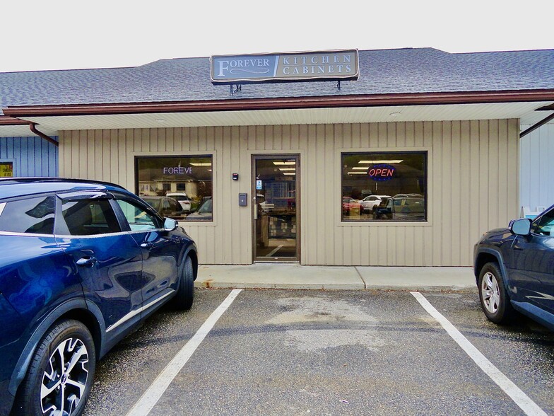 1053 E Main St, Torrington, CT for lease - Building Photo - Image 1 of 3