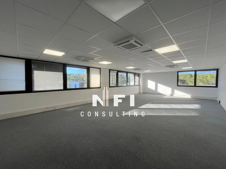 Office in Valbonne for lease - Interior Photo - Image 2 of 9