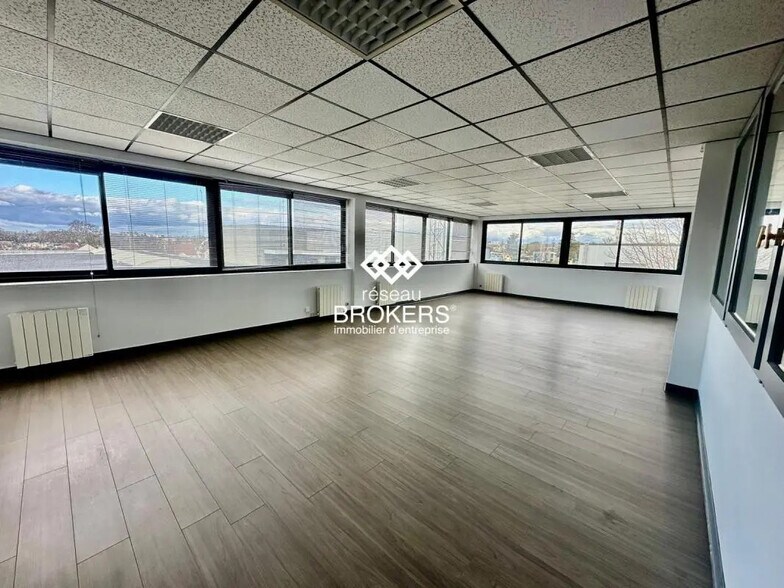Office in Gonesse for lease - Interior Photo - Image 2 of 3