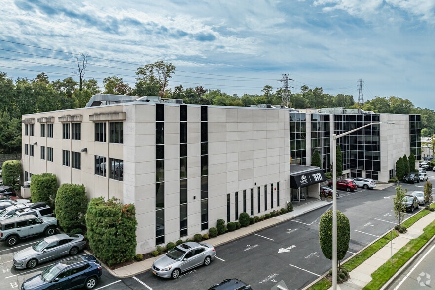 1800 Northern Blvd, Roslyn, NY for sale - Primary Photo - Image 1 of 1
