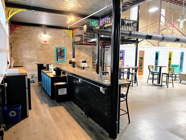 204 S Austin St, Seguin, TX for sale - Interior Photo - Image 3 of 46