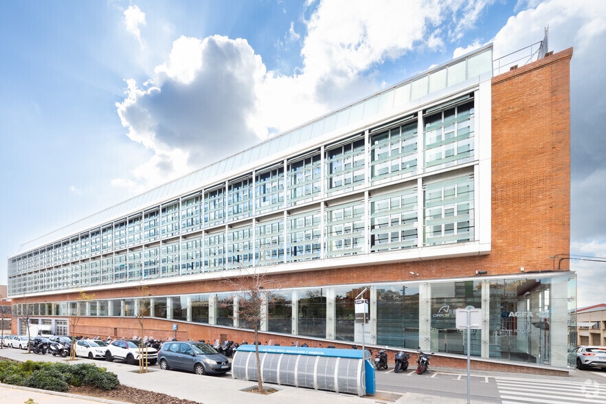 Office in Esplugues de Llobregat, Barcelona for lease - Building Photo - Image 2 of 5