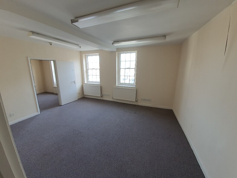 122-123 High St, Uxbridge for lease - Interior Photo - Image 3 of 7