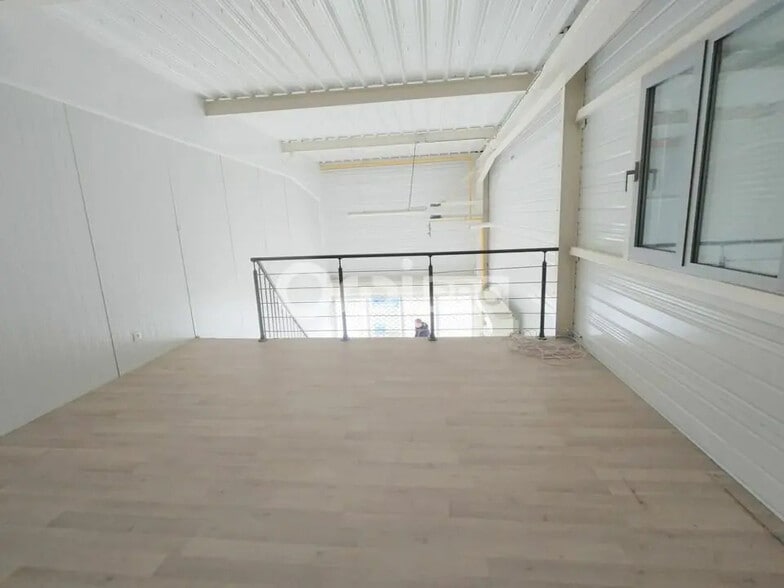 Retail in Bétheny for lease - Interior Photo - Image 3 of 4