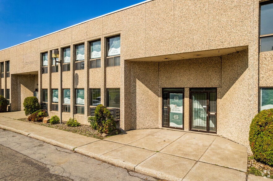9681-9725 Rue Clément, Montréal, QC for lease - Building Photo - Image 3 of 7