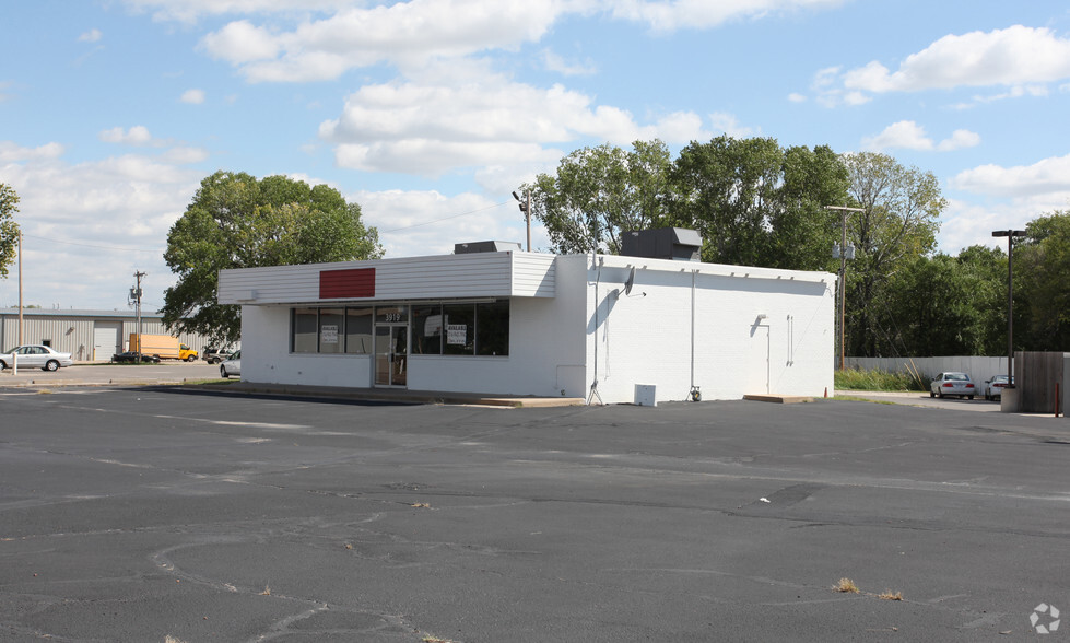 3919 W Pawnee St, Wichita, KS for lease - Building Photo - Image 2 of 2