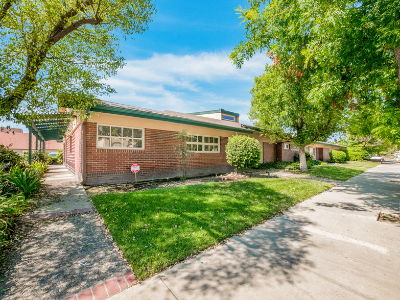 213 Center St, Hanford, CA for sale - Building Photo - Image 1 of 1