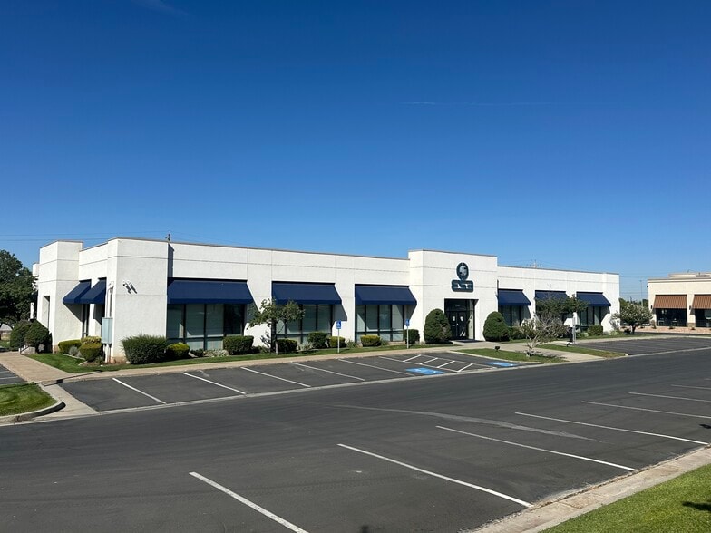 1346 S Legend Hills Dr, Clearfield, UT for lease - Building Photo - Image 1 of 6