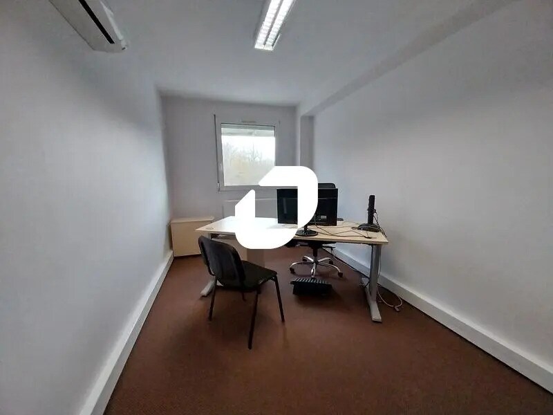 Office in Rambouillet for sale Interior Photo- Image 1 of 12