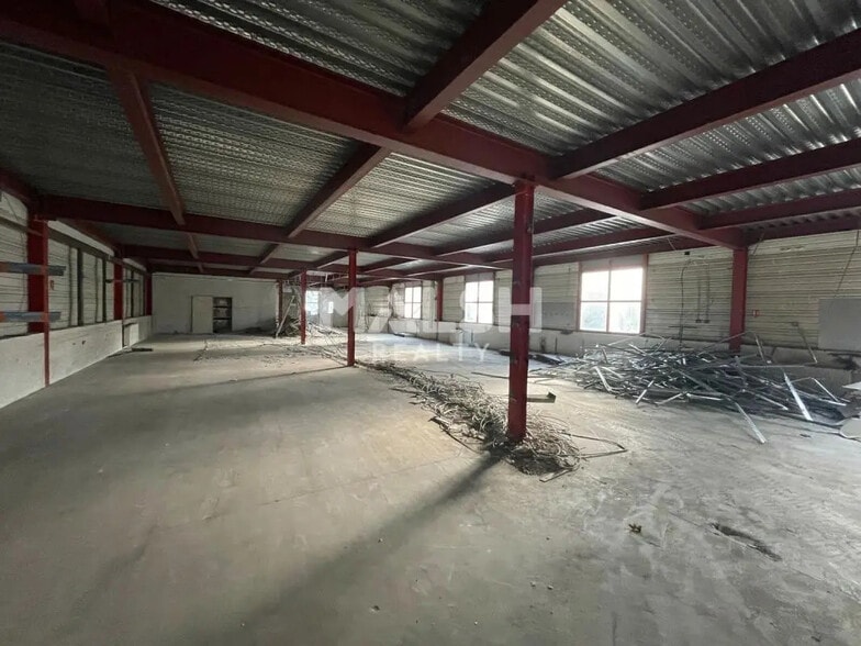 Flex in Fontaines-Saint-Martin for lease - Interior Photo - Image 2 of 7