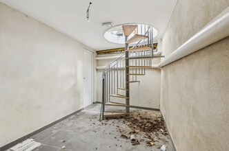 Retail in Paris for lease Interior Photo- Image 2 of 3