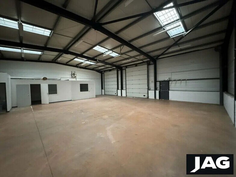 Flex in Vaulx-en-Velin for lease - Interior Photo - Image 1 of 6