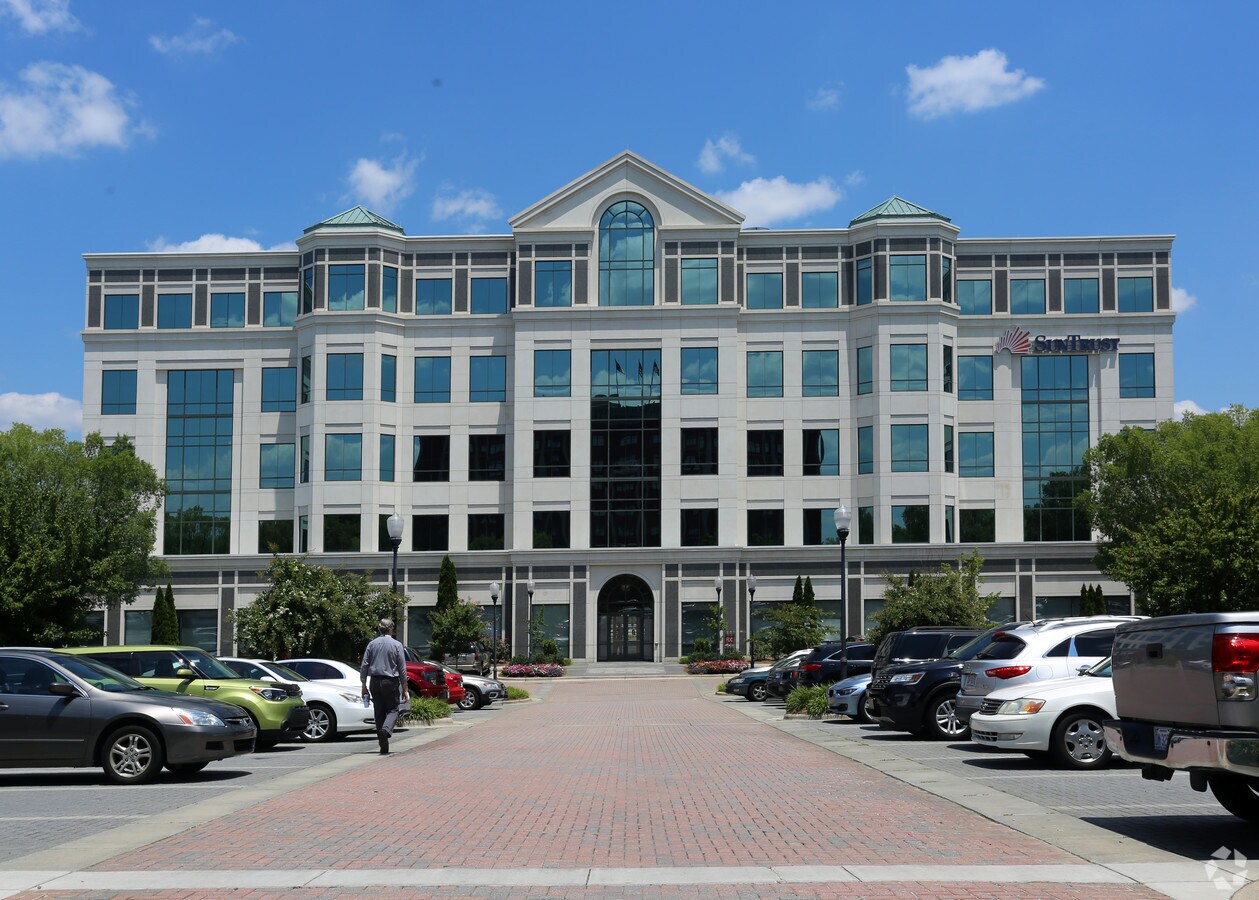 628 Green Valley Rd, Greensboro, NC 27408