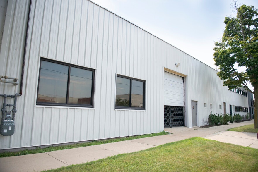 3866-3870 N Fratney St, Milwaukee, WI for lease - Building Photo - Image 3 of 8