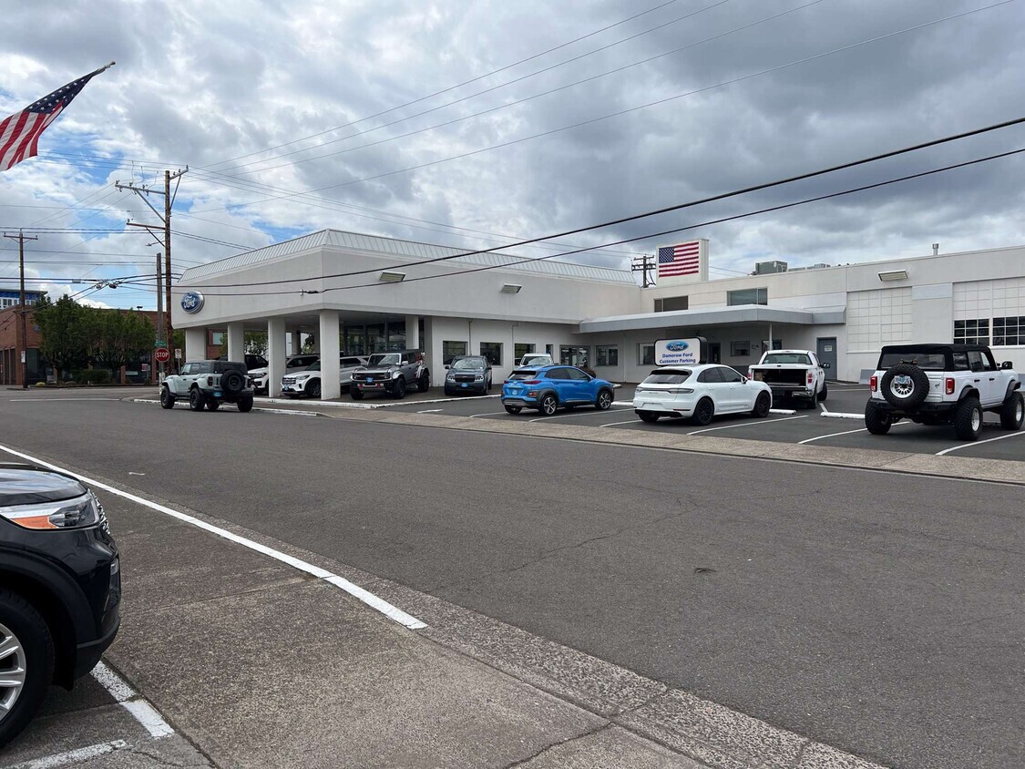 12325-4200 SW Canyon Rd, Beaverton, OR for lease Building Photo- Image 1 of 2