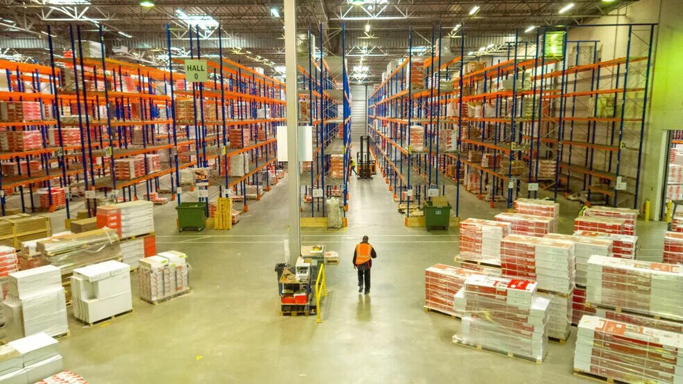 Industrial in Ormes for lease - Building Photo - Image 2 of 4