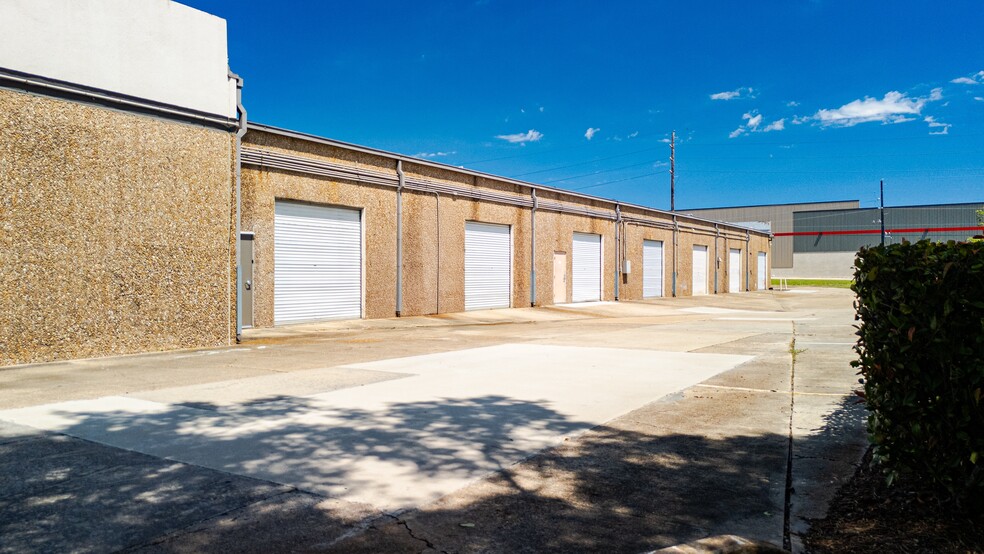 4230-4246 Bluebonnet Dr, Stafford, TX for lease - Building Photo - Image 2 of 6