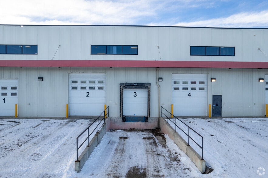11510 40th St SE, Calgary, AB for sale - Building Photo - Image 3 of 8