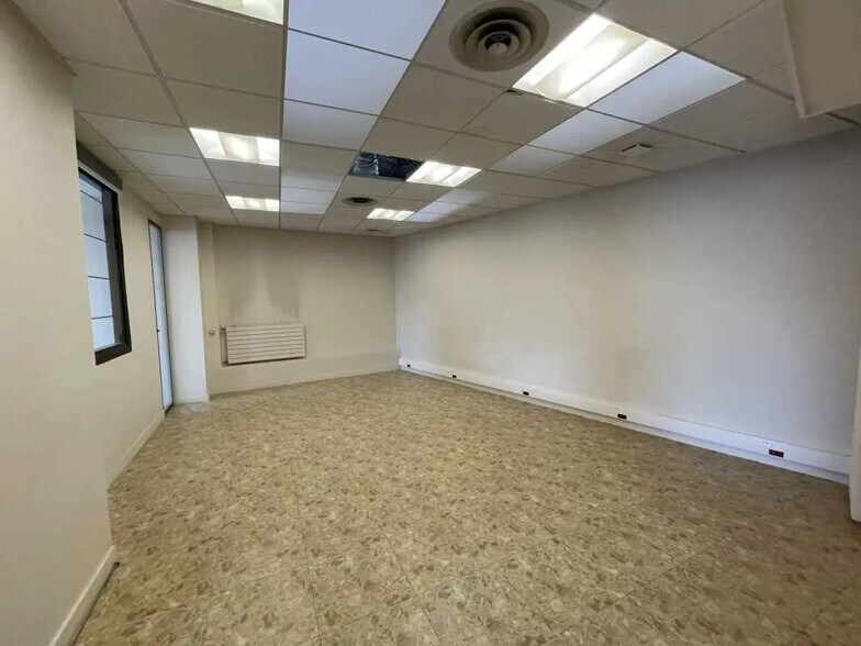 Retail in Compiègne for lease - Building Photo - Image 3 of 5