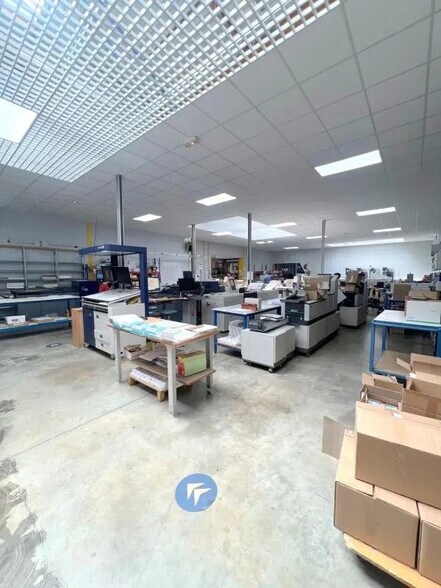 Office in Élancourt for lease - Interior Photo - Image 3 of 10