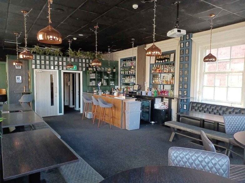 3 The Cross & Chandlery House portfolio of 2 properties for sale on LoopNet.com - Building Photo - Image 3 of 11