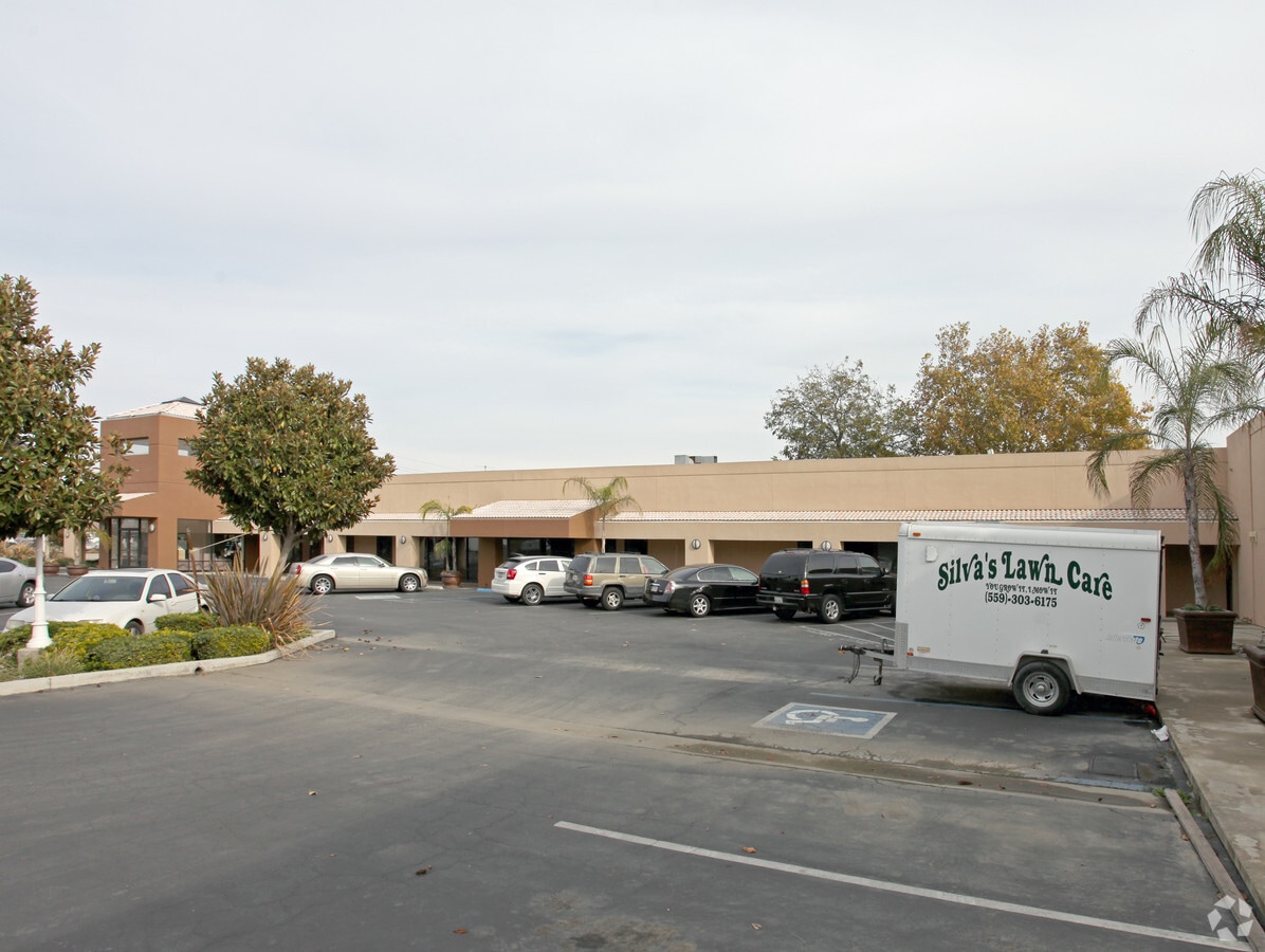 2375 E Tulare Ave, Tulare, CA 93274