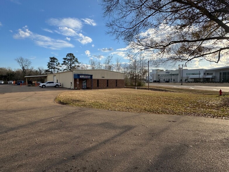2700 Flowood Dr, Flowood, MS for lease - Building Photo - Image 2 of 9