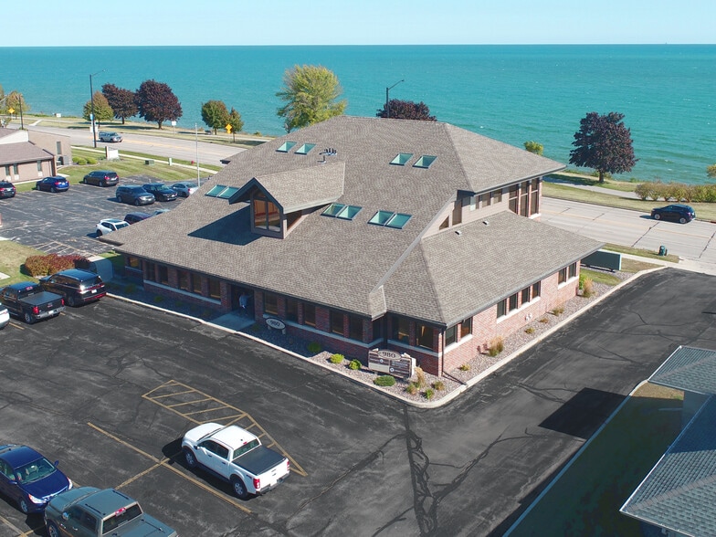 980 Maritime Dr, Manitowoc, WI for lease - Building Photo - Image 1 of 3