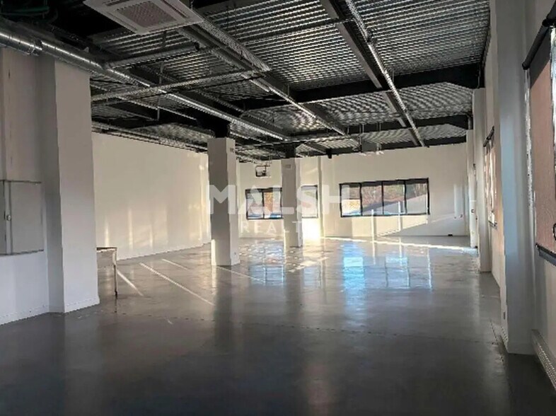 Flex in Lyon for lease - Interior Photo - Image 3 of 4