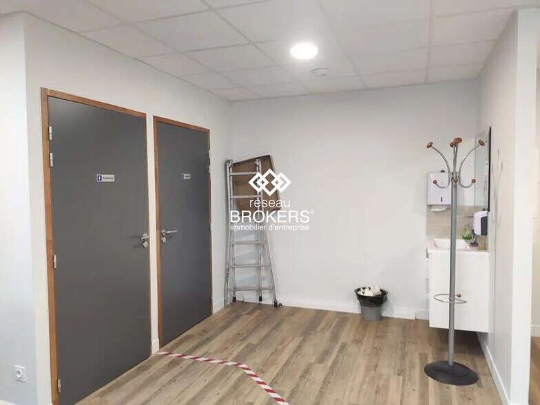 Office in Bonneville for lease - Building Photo - Image 2 of 7