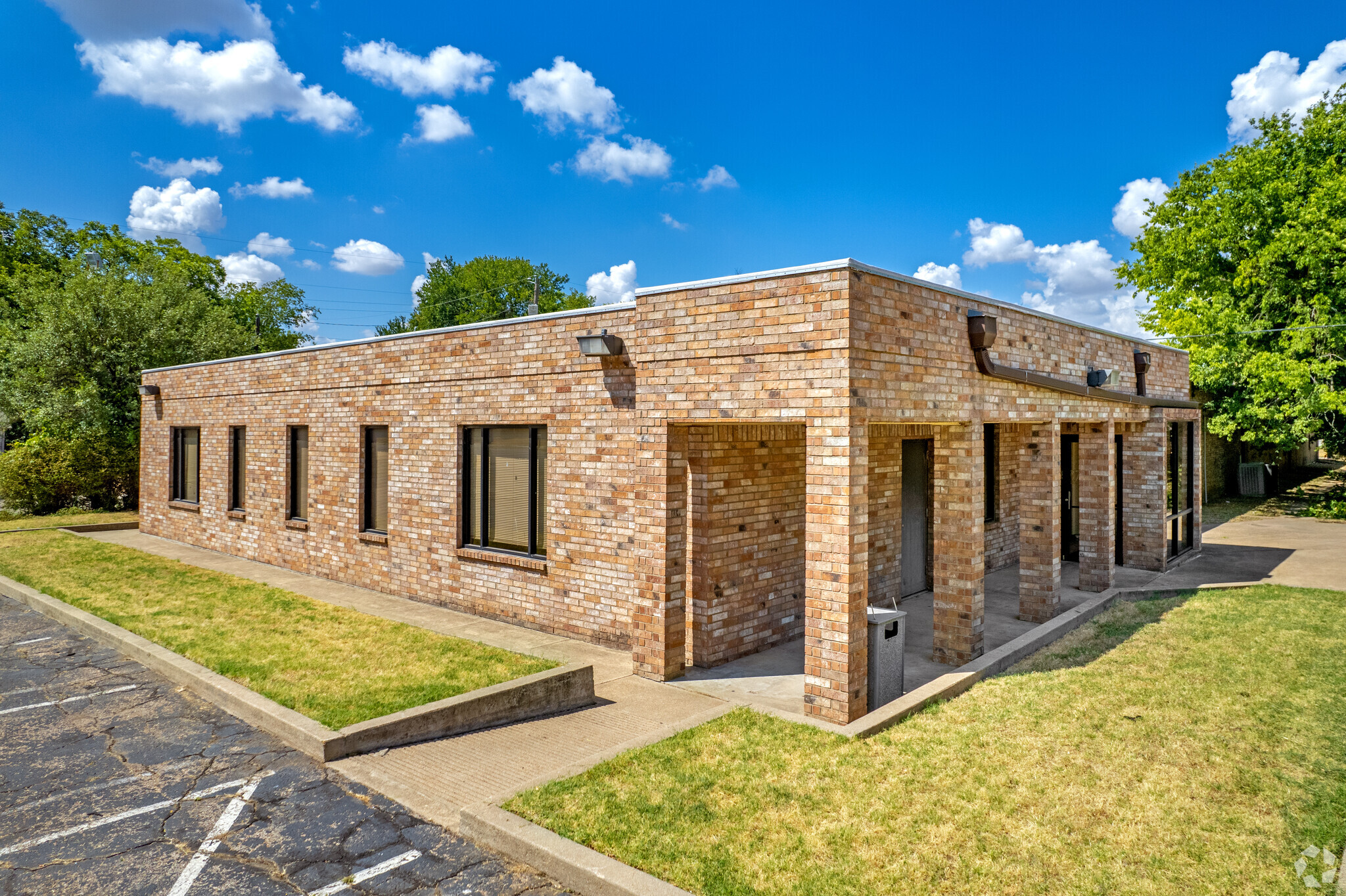 1300 N Anglin, Cleburne, TX for sale Primary Photo- Image 1 of 22