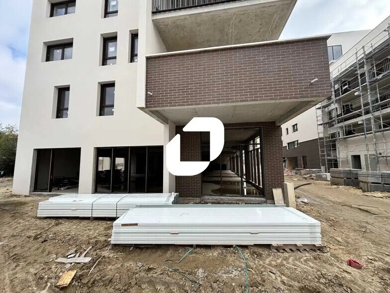 Retail in Bordeaux for lease - Building Photo - Image 1 of 7