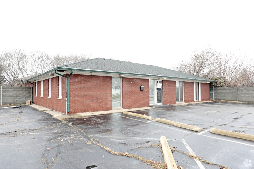 15301 E 8 Mile Rd, Eastpointe, MI 48021