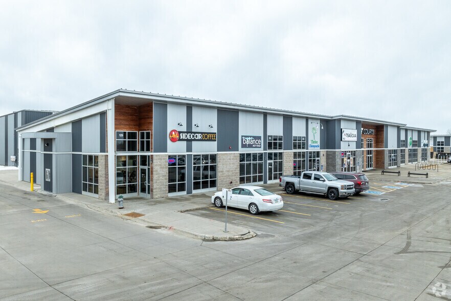 924 Viking Rd, Cedar Falls, IA for sale - Primary Photo - Image 1 of 1