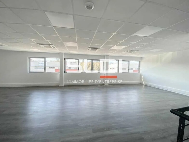 Flex in Saint-Priest for lease - Interior Photo - Image 3 of 12