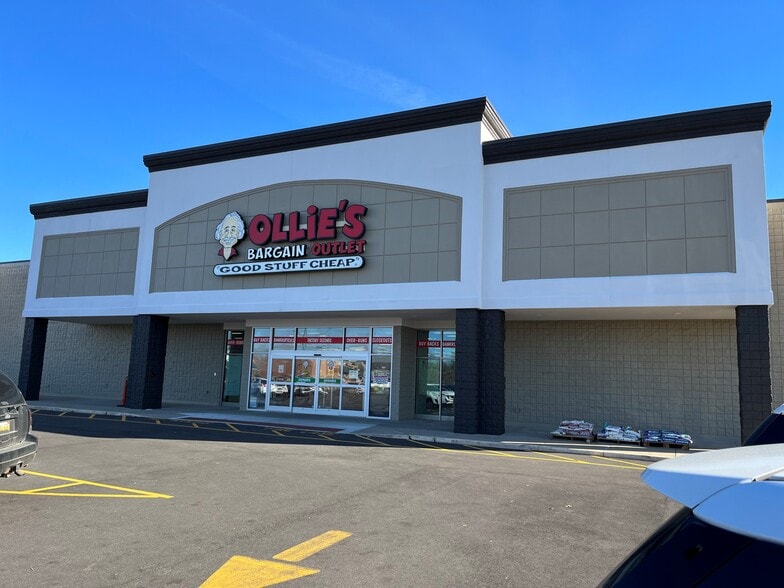 2008 N Wayne St, Angola, IN for lease - Building Photo - Image 2 of 4