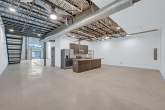 215 Coca Cola Pl, San Antonio, TX for lease Building Photo- Image 2 of 4