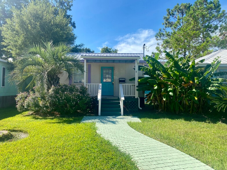 424 Grand Ave, Bacliff, TX for sale - Building Photo - Image 1 of 8