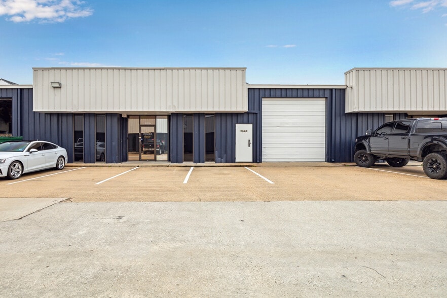 1330 Sherwood Forest St, Houston, TX for lease - Building Photo - Image 2 of 47