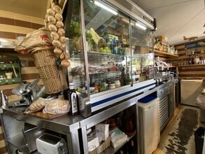 Retail in Barcelona, Barcelona for lease Interior Photo- Image 2 of 2