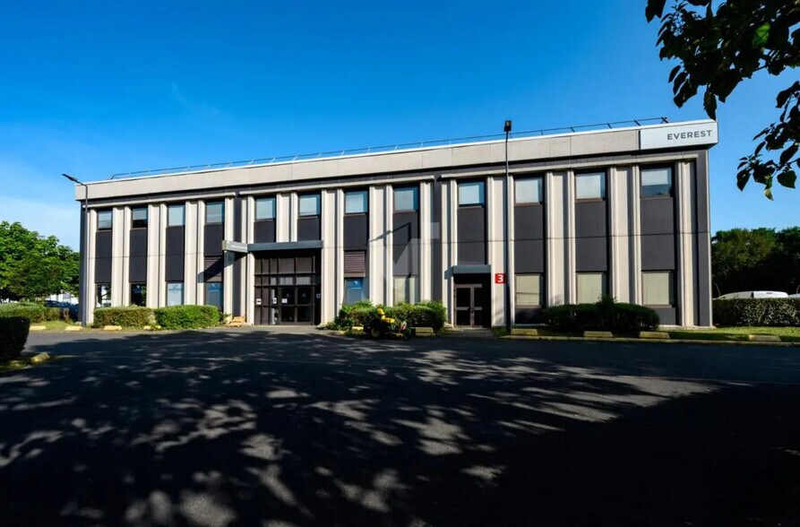 Flex in Lisses for lease - Building Photo - Image 2 of 8